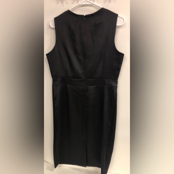 SLEEVELESS F&F SHEATH DRESS BLACK SILKY BAND WAIST KNEE LENGTH BACK SLIT 40 eu - Picture 3 of 7
